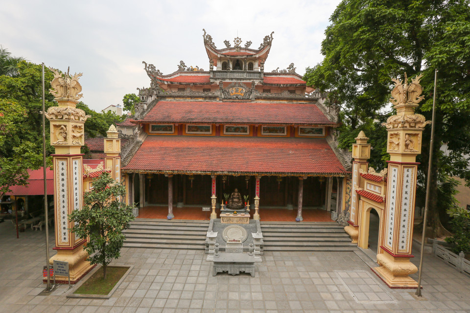 Với bề dày thời gian đáng kính và địa thế đẹp đẽ của mình, chùa Võng Thị đã được Bộ Văn hóa công nhận là Di tích lịch sử - văn hóa quốc gia và trở thành một điểm đến trong quần thể du lịch Tây Hồ đang hấp dẫn nhiều viễn khách từ thập phương. (Ảnh: Minh Sơn/Vietnam+)