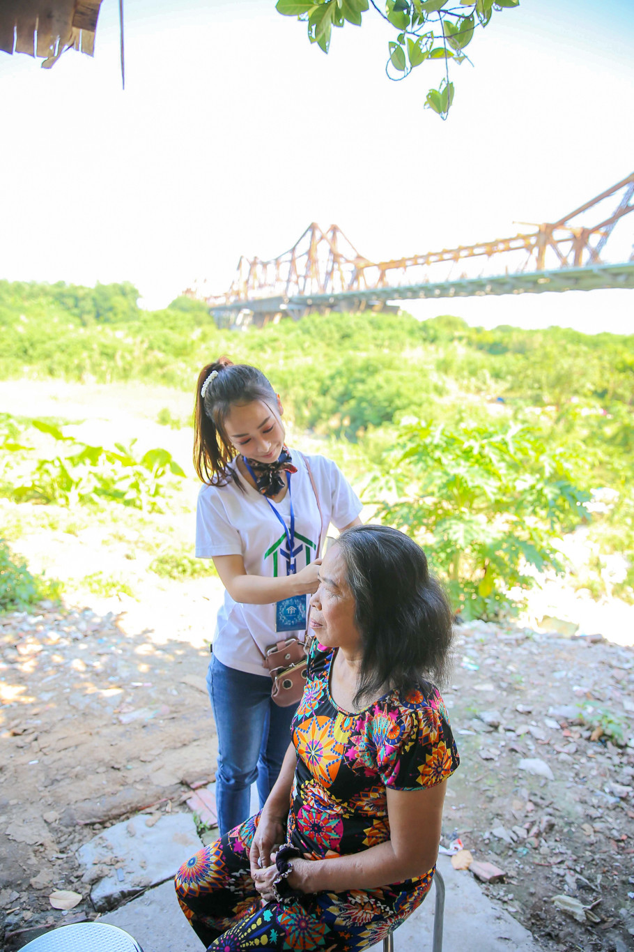 Các tình nguyên viên cùng tham gia trang điểm, làm tóc và giúp các phụ nữ mặc áo dài, đây là những việc tưởng chừng như đơn giản nhưng lại là điều xa xỉ với các phụ nữ ở đây. (Ảnh: Vietnam+)
