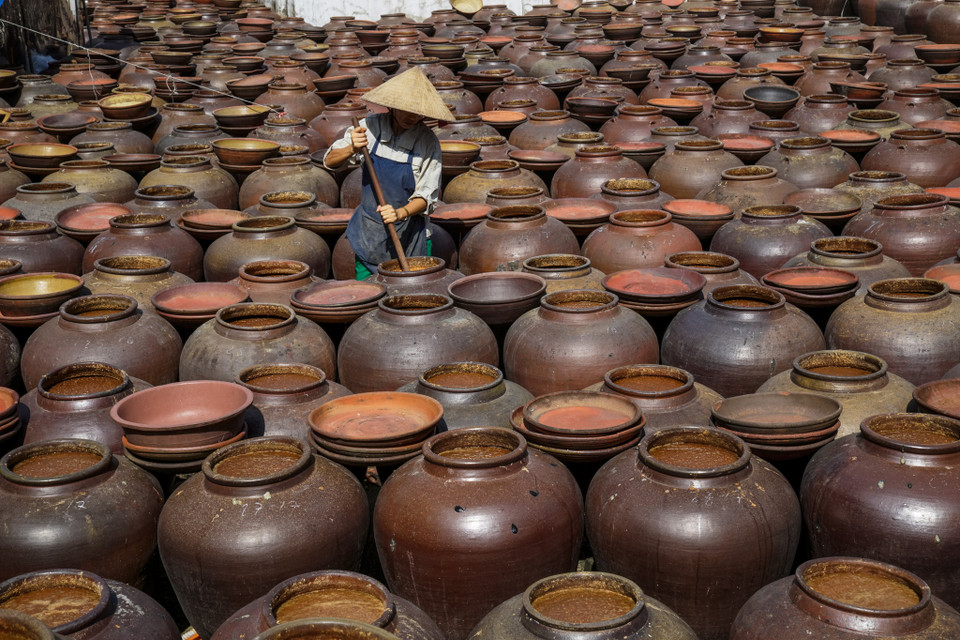 Du khách có dịp đến Hưng Yên và ghé qua thị trấn Bần Yên Nhân, huyện Mỹ Hào sẽ không thể cầm lòng mà dừng lại trước những hiệu bán tương - một đặc sản nổi tiếng khắp trong Nam ngoài Bắc để mua vài ba lít về làm quà. (Ảnh: Thế Đại/Vietnam+)