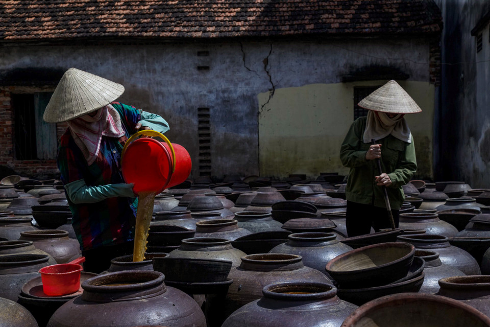 Tương được phơi nắng trong vòng ít nhất 1 tháng và luôn được theo dõi cẩn thận. (Ảnh: Thế Đại/Vietnam+)