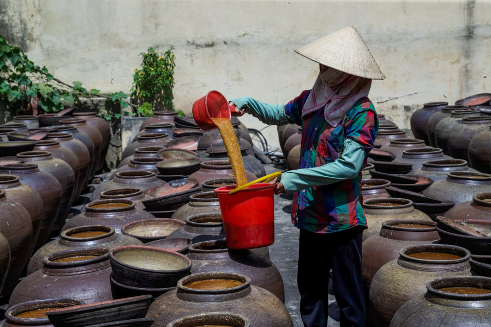 Nắng yếu màu tương sẽ xỉn, ít có mùi thơm vì thế mà người làng Bần thường làm tương nhiều vào mùa hè và thu để tương được “no nắng”. (Ảnh: Thế Đại/Vietnam+)