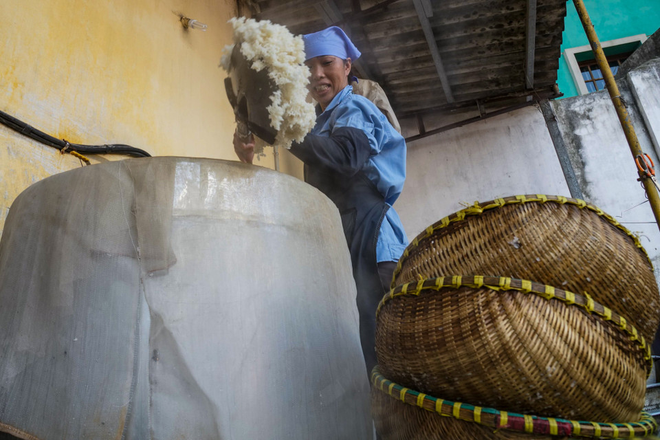 Đỗ tương được rang vàng đem xay nhỏ và ngâm trong chum sành với nước từ 7 đến 10 ngày để đỗ lên màu vàng đỏ. (Ảnh: Thế Đại/Vietnam+)