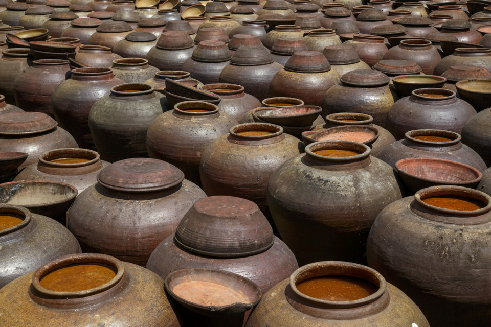 Tương Bần hay tương làng Bần, tương Bần Yên Nhân đều là tên gọi một loại tương được sản xuất tại thị trấn Bần Yên Nhân (huyện Mỹ Hào, Hưng Yên). (Ảnh: Thế Đại/Vietnam+)