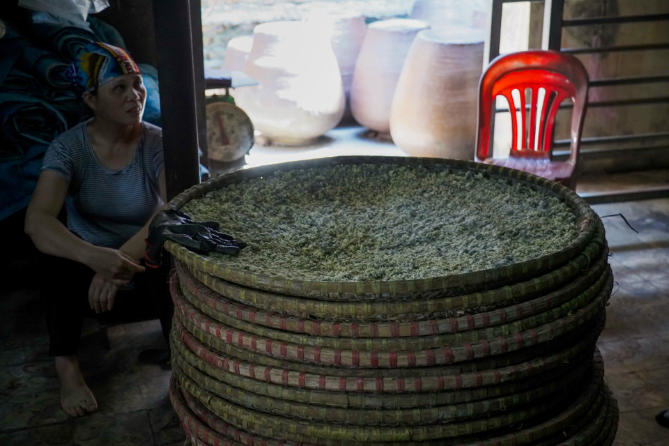 Tương bần Hưng Yên có chút hương vị quê đậm chất dung dị, có vị ngọt, thơm của đỗ tương, gạo nếp, có vị đậm đà của muối và sắc nâu vàng bắt mắt... (Ảnh: Thế Đại/Vietnam+)