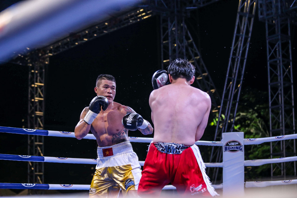 Qua đó, Đình Hoàng trở thành người đầu tiên trong lịch sử Việt Nam giành được chiếc đai WBA Đông Á. (Ảnh: Vietnam+)