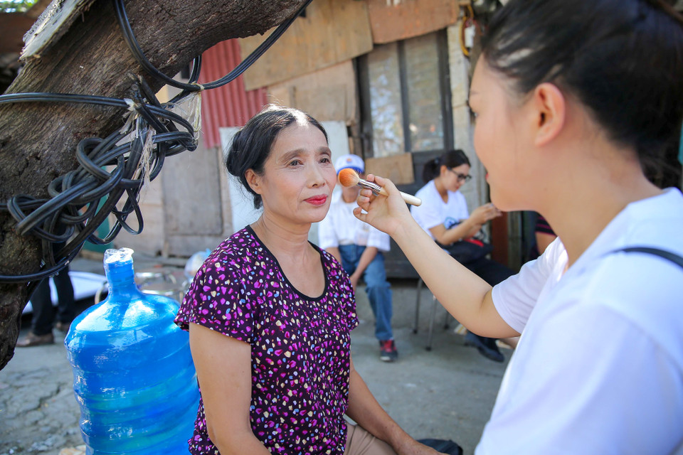 Trưa 19/10, xóm trọ nghèo dưới chân cầu Long Biên (Hà Nội) trở nên rộn ràng, tấp nập hơn ngày thường khi những người phụ nữ đã ở “tuổi xưa nay hiếm” như trẻ ra cả chục tuổi khi được mặc áo dài, trang điểm và trình diễn trên sân khấu trong ngày dành cho chính họ “Ngày đẹp nhất”. (Ảnh: Vietnam+)