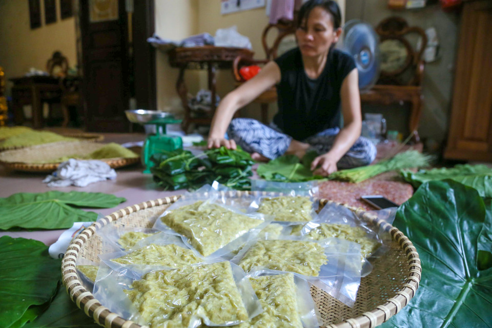 Gia đình anh Tạ Đăng Hùng biệt danh Hùng cốm - người làng Vòng có truyền thống gia đình 4 đời làm cốm chia sẻ: "Nghề cốm vất vả mà thu nhập lại thấp, các thế hệ con em ở làng Vòng đã gần như bỏ hẳn nghề này,nhưng gia đình anh vẫn giữ truyền thống cha ông để lại". (Ảnh: Vietnam+)