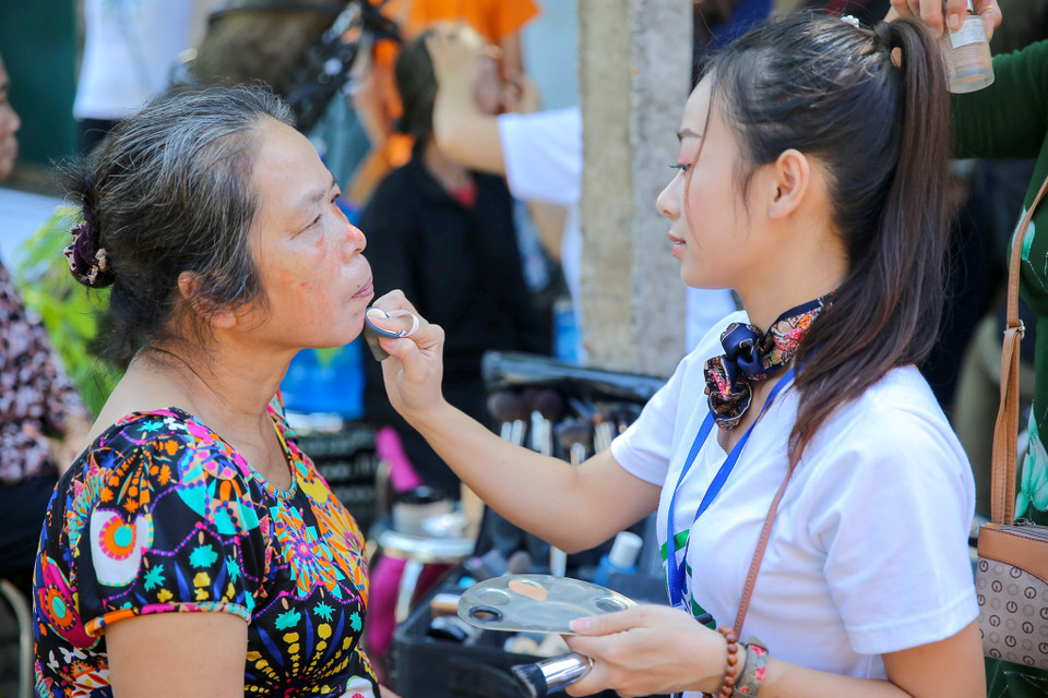 Năm nay những người phụ nữ này đã có được một ngày 'đẹp nhất trong đời' khi được trang điểm, được mặc đẹp và được yêu thương trân trọng như đúng ý nghĩa của ngày Phụ nữ Việt Nam. (Ảnh: Vietnam+)