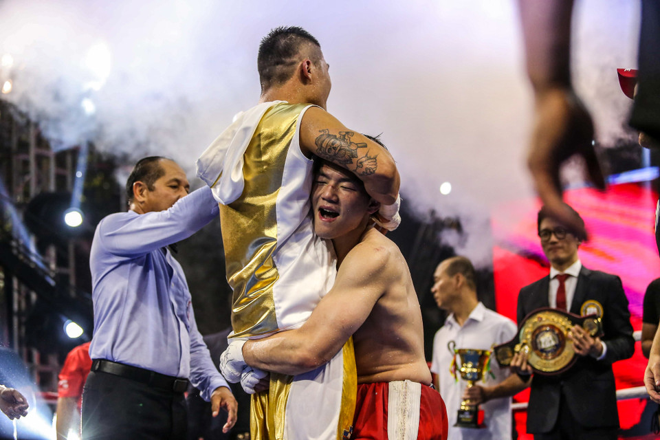 Chia sẻ với báo chí sau khi giành được đai WBA Đông Á, Trương Đình Hoàng mong muốn nền boxing của Việt Nam ngày càng phát triển hơn. (Ảnh: Vietnam+)