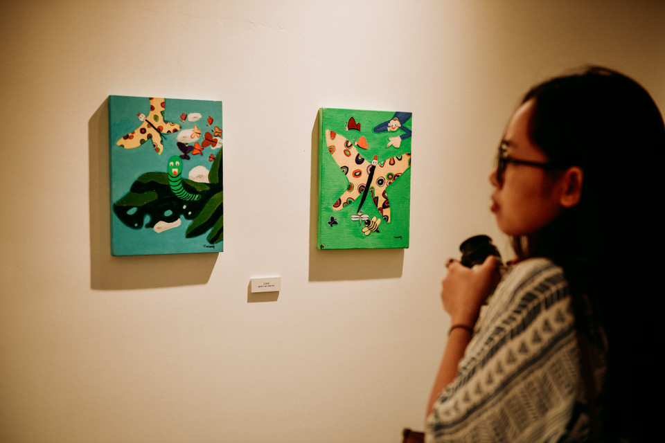 Triển lãm thu hút nhiều người ở mọi lứa tuổi đến tham dự. Đặc biêt hòa vào không gian đầy mầu sắc, mọi người có thể thoải mái tự do sáng tác, mang lại cho mình những hình ảnh đẹp và ấn tượng. (Ảnh: Vietnam+)