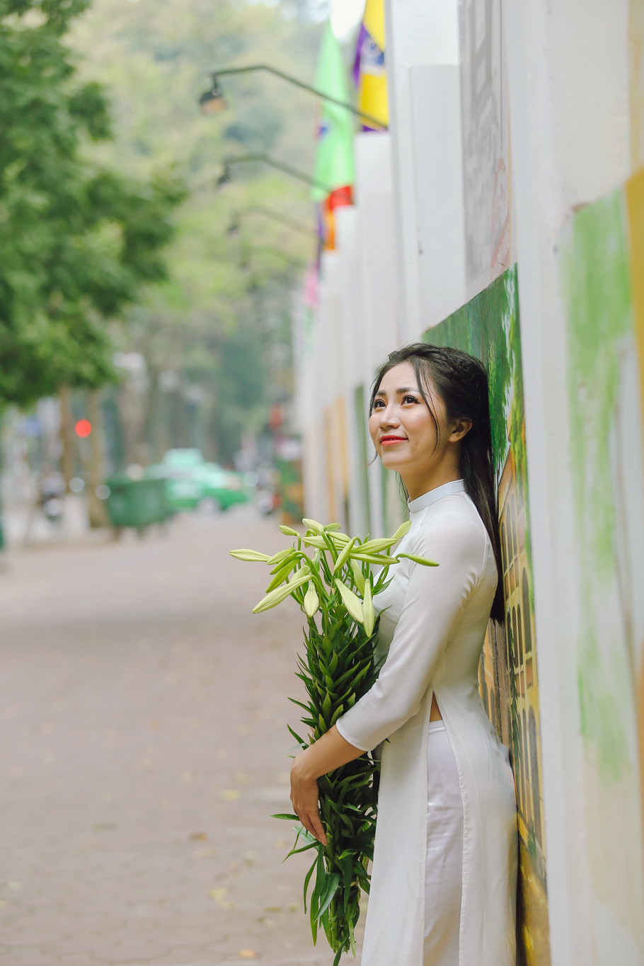 Hình ảnh thiếu nữ Hà Nội với hoa loa kèn có lẽ hàng chục năm trước vẫn vậy: đẹp, tinh khôi đến nao lòng(Ảnh: Thế Đại/Vietnam+)