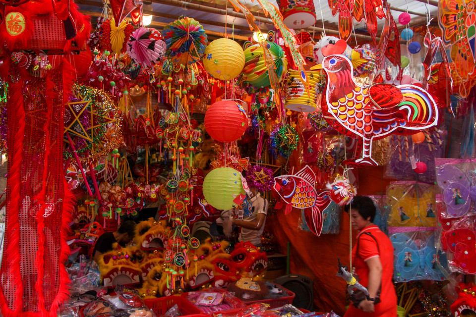 Khác với những năm trước khi các loại đèn lồng, đồ chơi Trung Quốc gần như chiếm lĩnh thị trường, năm nay đồ chơi nội "lên ngôi", các loại mặt nạ giấy bồi, trống, các loại đèn lồng mang đủ màu sắc trưng bày. (Ảnh: Vietnam+)