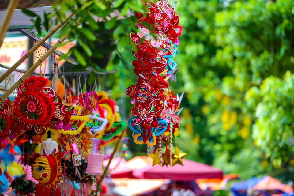 Những chiếc đầu lân, đèn ông sao 5 cánh, mặt nạ giấy bồi, trống tiêu vẫn được xếp vào hàng đầu tiên trong những lựa chọn tiêu dùng của người dân và trẻ em trước dịp Trung thu này. (Ảnh: Vietnam+)