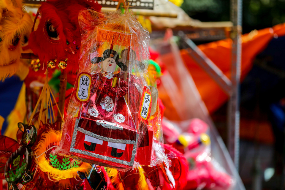 Mặt hàng đầu lân, sư tử được làm chủ yếu bằng giấy với các chi tiết tỉ mỉ, cầu kỳ, có lắp đèn để tạo ánh sáng cho bộ phận mắt, có loại được thiết kế thêm phần thân. Giá bán phổ biến là 180.000-250.000 đồng/chiếc, loại đặc biệt giá lên đến 500.000-700.000 đồng. (Ảnh: Vietnam+)