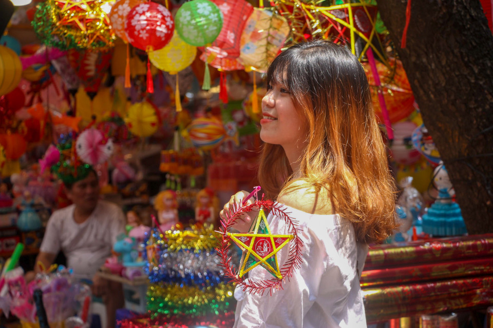 Đồ chơi dân gian, truyền thống như đèn ông sao, trống… được các bậc phụ huynh chọn mua cho con em mình. (Ảnh:Vietnam+)