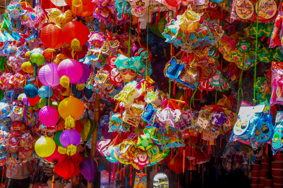 Mỗi dịp Tết Trung thu, cả con phố Hàng Mã như khoác lên mình một bộ áo mới với đủ màu sắc rực rỡ bởi các mặt hàng như: Đèn ông sao, đèn lồng, mặt nạ, trống, dây kim tuyến trang trí…(Ảnh: Vietnam+)