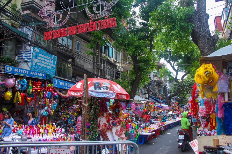 Những ngày này cả con phố như khoác lên mình một bộ áo mới với đủ màu sắc rực rỡ bởi các mặt hàng như: Đèn ông sao, đèn lồng, mặt nạ, trống, dây kim tuyến trang trí…(Ảnh: Vietnam+)