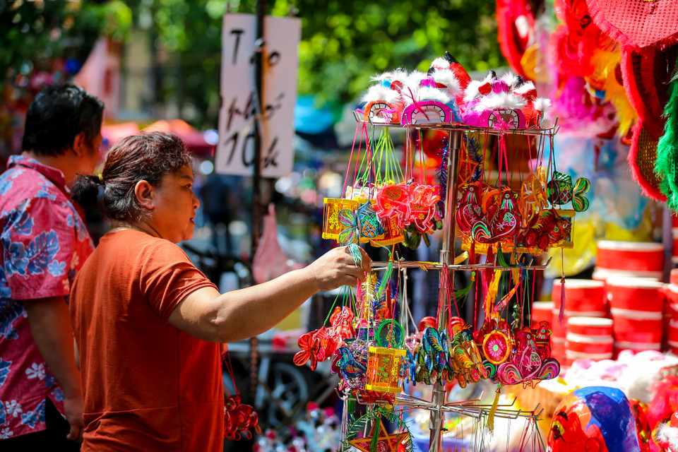 Điển hình trong các loại đồ chơi Trung thu truyền thống là đèn ông sao. Mặt hàng này vẫn được hỏi mua nhiều, giá dao động từ 10 nghìn đồng đến 100 nghìn đồng tuỳ kích cỡ lớn nhỏ. (Ảnh: Vietnam+)