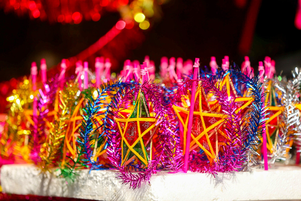 Các đồ chơi truyền thống có hình ảnh quen thuộc với người dân Việt như đèn lồng, mặt nạ, trống,… được bày bán số lượng nhiều. (Ảnh: Vietnam+)