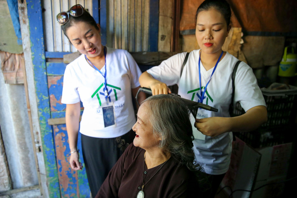 Sâu khấu được dựng lên trên con đường hằng ngày họ đi làm, nhưng tràn đầy ấm áp yêu thương dành cho những người phụ nữ có những hoàn cảnh khó khăn. (Ảnh: Vietnam+)