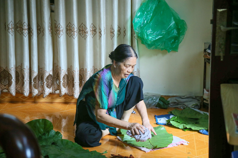 Làng Vòng nay không còn đất trồng lúa nếp làm cốm. Để giữ được nghề truyền thống bao đời nay, giờ dân trong làng phải về các huyện ngoại thành Hà Nội hay Bắc Ninh, Bắc Giang, Hà Nam để đặt mua lúa tươi... (Ảnh:Vietnam+)