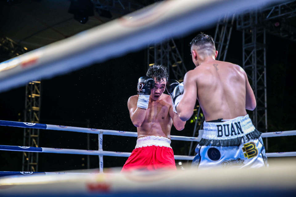 Trận đấu diễn ra căng thẳng và quyết liệt, hai tay đấm đều cống hiến hết mình cho khán giả đang xem tại quảng trường Đông Kinh Nghĩa Thục. (Ảnh: Vietnam+)