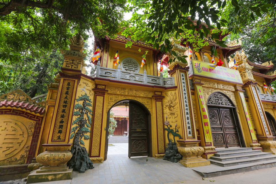 Khuôn viên chùa rộng chừng 5.000m2, nằm ven bờ hồ Tây. (Ảnh: Minh Sơn/Vietnam+)