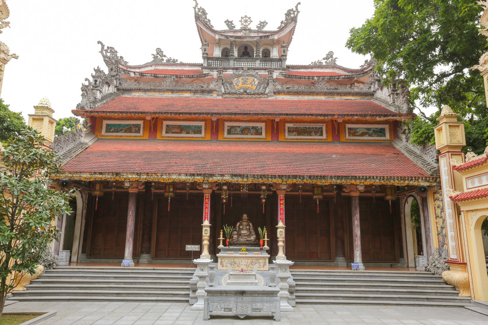 Qua khoảng sân lát đá là các bậc thềm cao dẫn lên hiên tòa Tam bảo. Tiền đường và hậu cung có hình khối đồ sộ kết cấu theo kiểu truyền thống Bắc tông. Bên trái Chính điện là phủ thờ Tam tòa Thánh Mẫu, còn ở phía sau là lầu Địa Tạng vương. (Ảnh: Minh Sơn/Vietnam+)