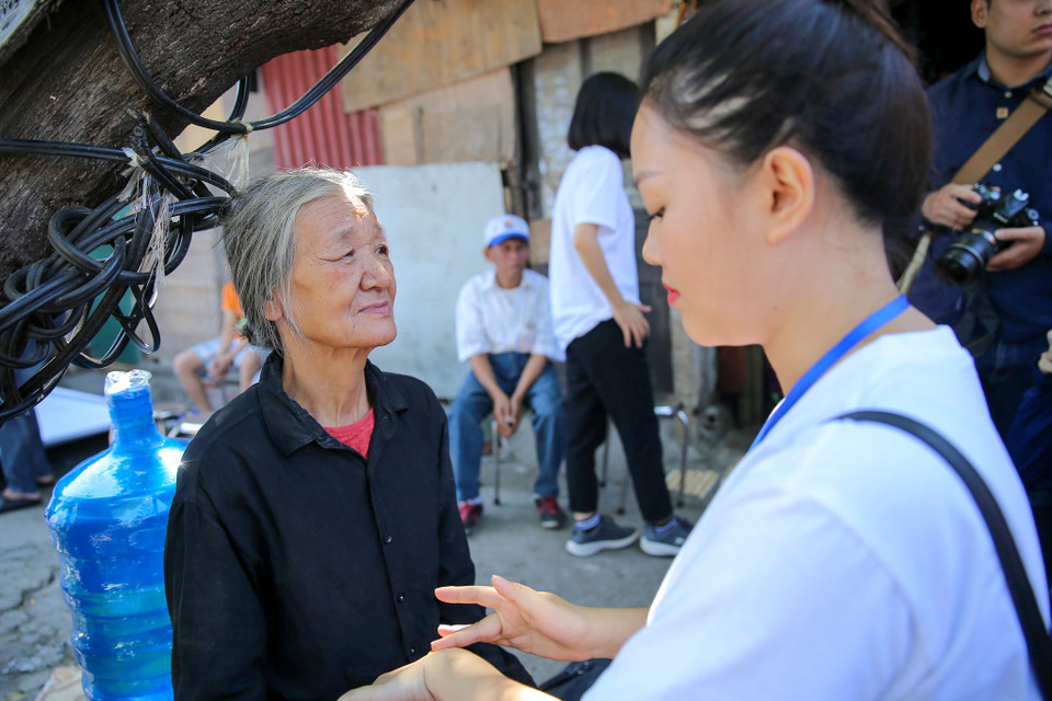 Những phụ nữ cao tuổi sinh sống dưới chân cầu Long Biên (Hà Nội) hằng ngày phải mưu sinh, lam lũ bằng đủ các công việc từ: bán nước, lượm ve chai, nhặt rác, cửu vạn… nhiều người không có nổi một ngôi nhà nhỏ hay một gia đình trọn vẹn cho chính bản thân mình. (Ảnh: Vietnam+)