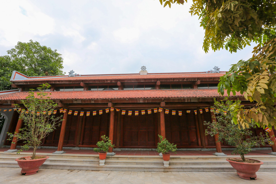 Không chỉ thờ Phật, chùa còn là nơi thờ thứ phi của vua Lê Thánh Tông là Phạm Thị Ngọc Đô. Bà được tôn là bà chúa dệt lĩnh vì đã có công truyền dạy nghề dệt cho dân làng, tạo ra nhiều sản phẩm khéo léo, tinh xảo. (Ảnh: Minh Sơn/Vietnam+)