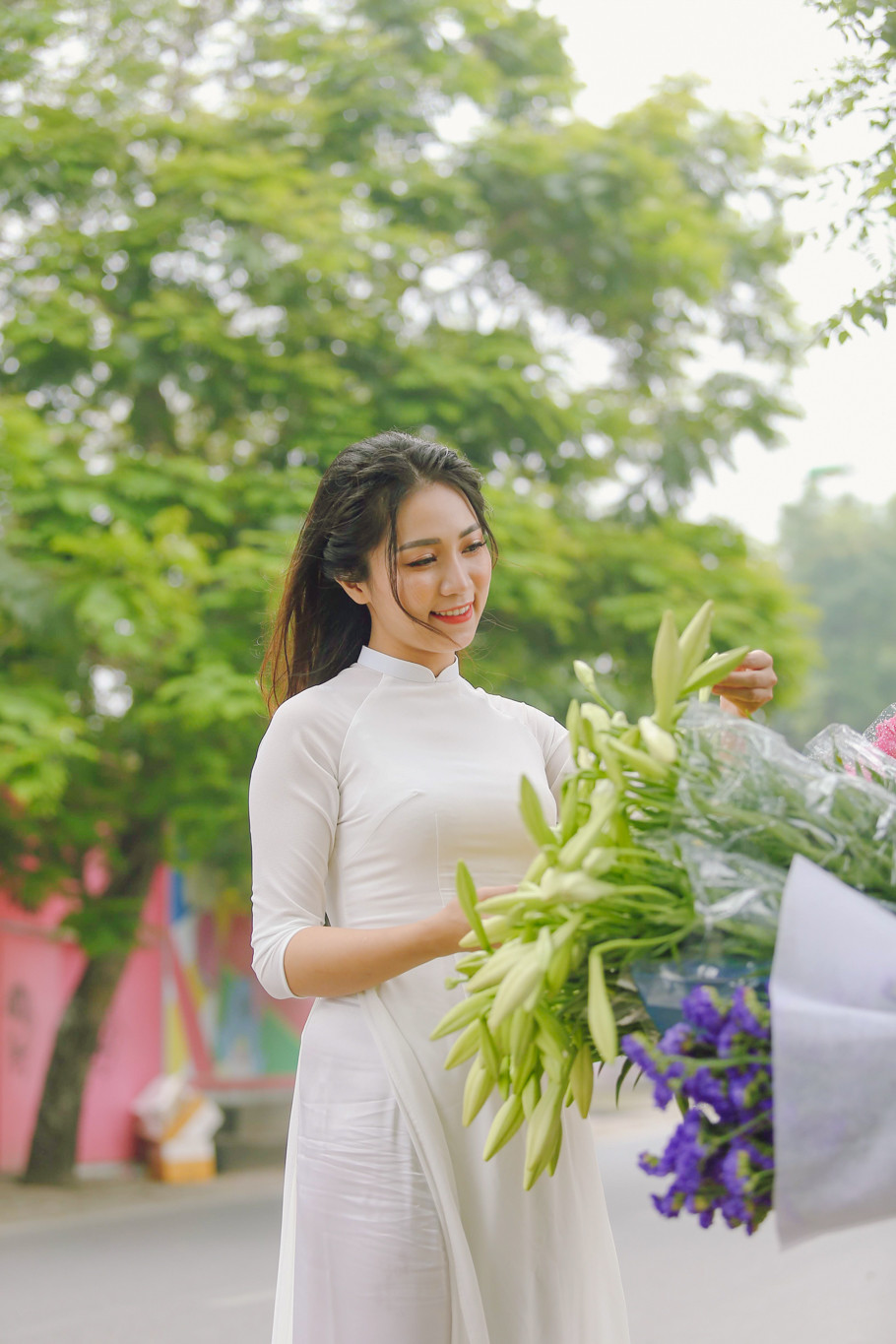 Cũng bởi vẻ đẹp tự nhiên, hoang sơ nhưng đầy quyền rũ ấy, hoa loa kèn đã đi vào thơ ca, hội họa, đã hiện diện trong nếp sống của người Hà Nội, và được mệnh danh là "loài hoa của tháng Tư". (Ảnh: Thế Đại/Vietnam+)