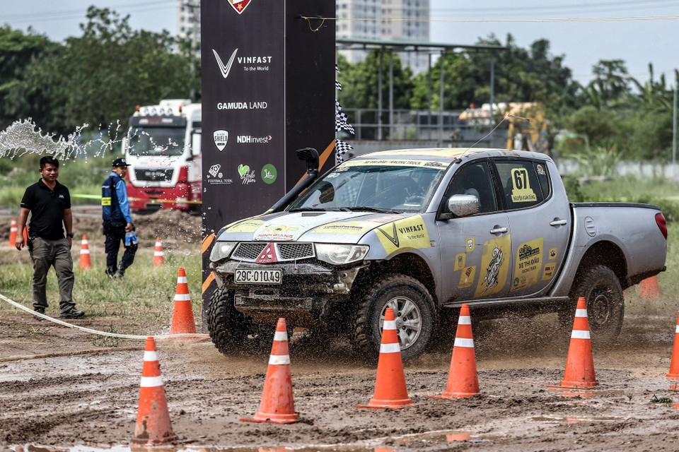 Giải đua xe ghi nhận cuộc tranh tài hấp dẫn của hàng chục vận động viên đến từ các đội đua khác nhau. (Ảnh: Vietnam+)