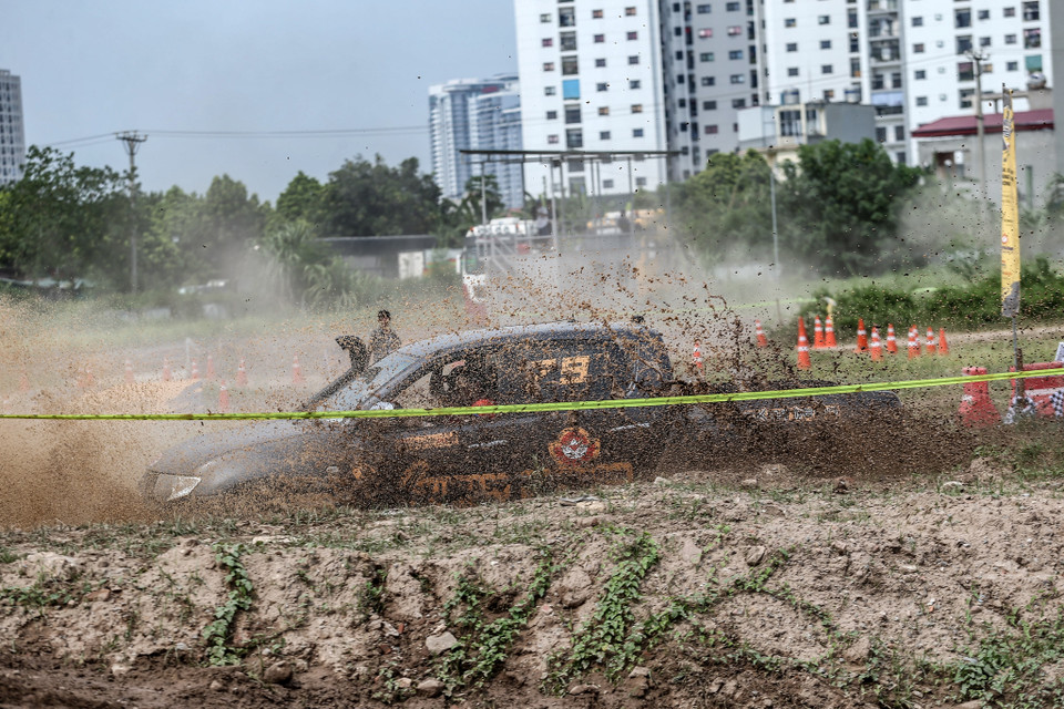 Với đặc tính là giải đua đối kháng – đấu loại trực tiếp, tốc độ cao, tính đối kháng mạnh với thời gian chạy cho vòng chung kết có thể kéo dài lên tới 20 phút, KOK thực sự là một thách thức cho cả các tay đua và xe thi đấu khi sức mạnh của cả người và xe có thể bị vắt kiệt khi cả người và xe phải căng sức thi đấu với 100% sức lực. (Ảnh: Vietnam+)