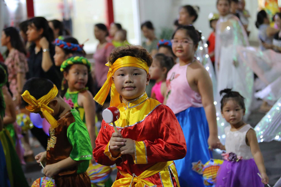 Lấy cảm hứng từ cuộc phiêu lưu của hai anh em Tít và Mít trên hành trình giải cứu Thung lũng Màu Xanh, không gian và hoạt động lễ hội Trung thu tại Trung tâm thương mại Vincom sẽ đưa khách hàng đến với những hình ảnh gắn liền với tuổi thơ của nhiều thế hệ như: đèn lồng, cá chép, chuồn chuồn, đom đóm, dế mèn, hoa sen, cây cỏ…(Ảnh: Vietnam+)