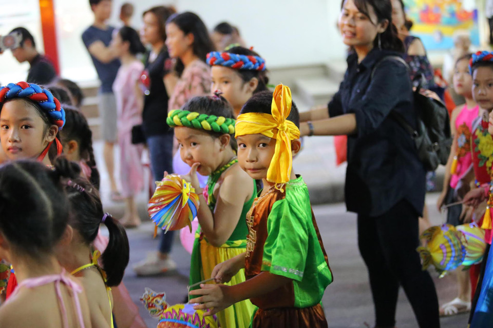 Mở màn đêm Trung thu với màn rước đèn khổng lồ khiến không chỉ trẻ nhỏ mà cả những người lớn cũng vô cùng thích thú. (Ảnh: Vietnam+)