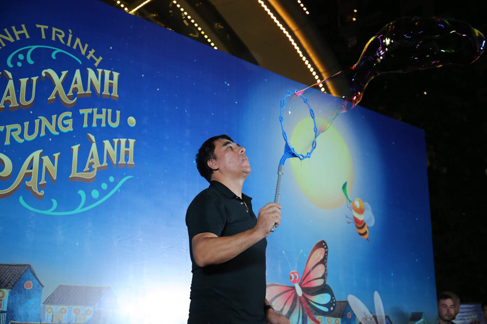  Cơn mưa bong bóng được nghệ sĩ Fan Yang tạo ra trong đêm Trung thu tại Times City. (Ảnh: Vietnam+)