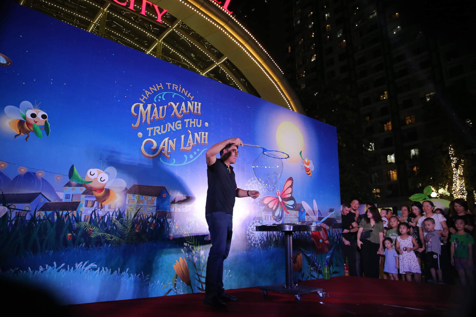  Màn biểu diễn ấn tượng của nghệ sĩ bong bóng Fan Yang đã làm tất cả các bạn nhỏ vô cùng thích thú. (Ảnh: Vietnam+)