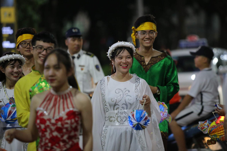 Năm nay, bên cạnh các con đường Trung thu truyền thống quen thuộc, nhiều địa điểm trang trí hoành tráng được gắn liền với các câu chuyện thú vị đã thu hút được nhiều bạn trẻ và gia đình. (Ảnh: Vietnam+)