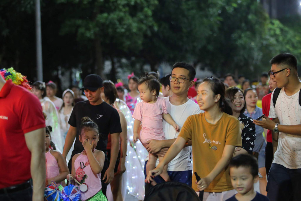 Trung thu năm nay được tổ chức hàng loạt hoạt động thiết thực kêu gọi bảo vệ môi trường, mang lại những bài học ý nghĩa, và tạo nên những sân chơi lành mạnh cho các em nhỏ. (Ảnh: Vietnam+)