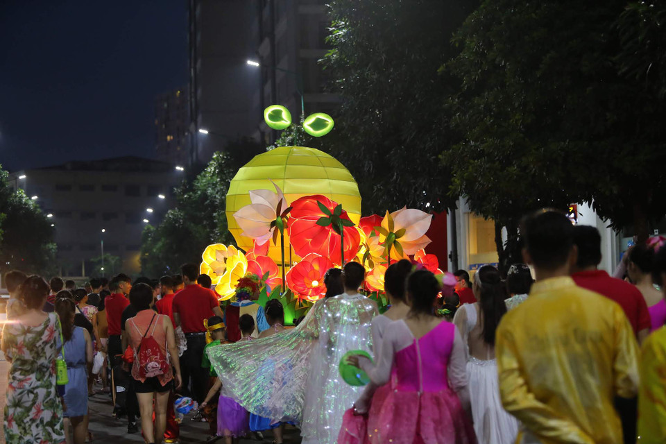 Màn biểu diễn ấn tượng của nghệ sĩ bong bóng Fan Yang đã làm tất cả các bạn nhỏ vô cùng thích thú. (Ảnh: Vietnam+)