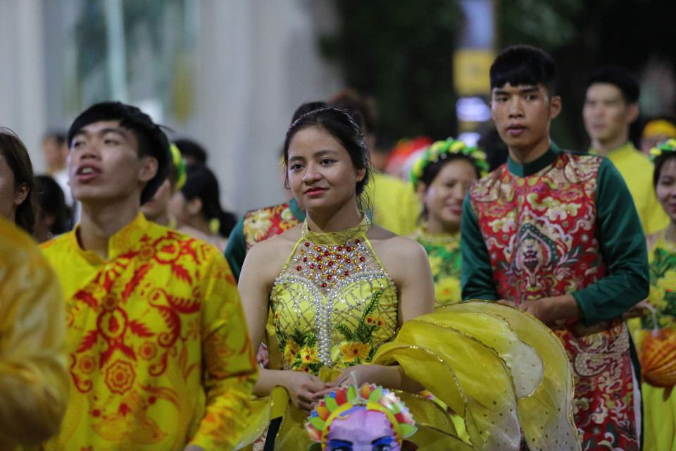 Tết Trung thu là dịp giới trẻ sắm cho mình những bộ ảnh mới tại các không gian trang trí rực rỡ trong thành phố. (Ảnh: Vietnam+)
