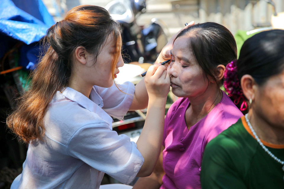 Họ sống trong khu ổ chuột xập xệ, trong số đó có người cả đời chưa bao giờ được mặc một chiếc áo dài thật đẹp hay được tặng những bông hoa ngày 20/10…(Ảnh: Vietnam+)