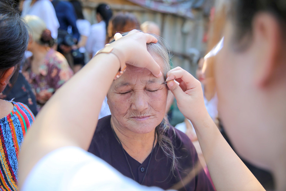 Nụ cười rạng rỡ của người phụ nữ tuổi xưa nay hiếm trong “Ngày đẹp nhất“.(Ảnh: Vietnam+)