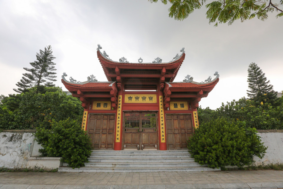 Chùa nằm ven bờ Tây Hồ Tây, nơi Trích Sài giáp Xuân La, cả hai đều là những làng cổ của Kẻ Bưởi. (Ảnh: Minh Sơn/Vietnam+)