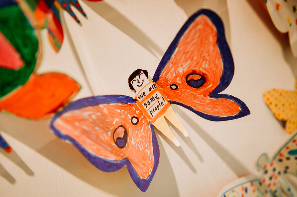 Điều đặc biệt đó là những cánh bướm này được gần 1.300 trẻ em, thanh thiếu niên khuyết tật và không khuyết tật trên toàn thế giới thực hiện. (Ảnh: Vietnam+)