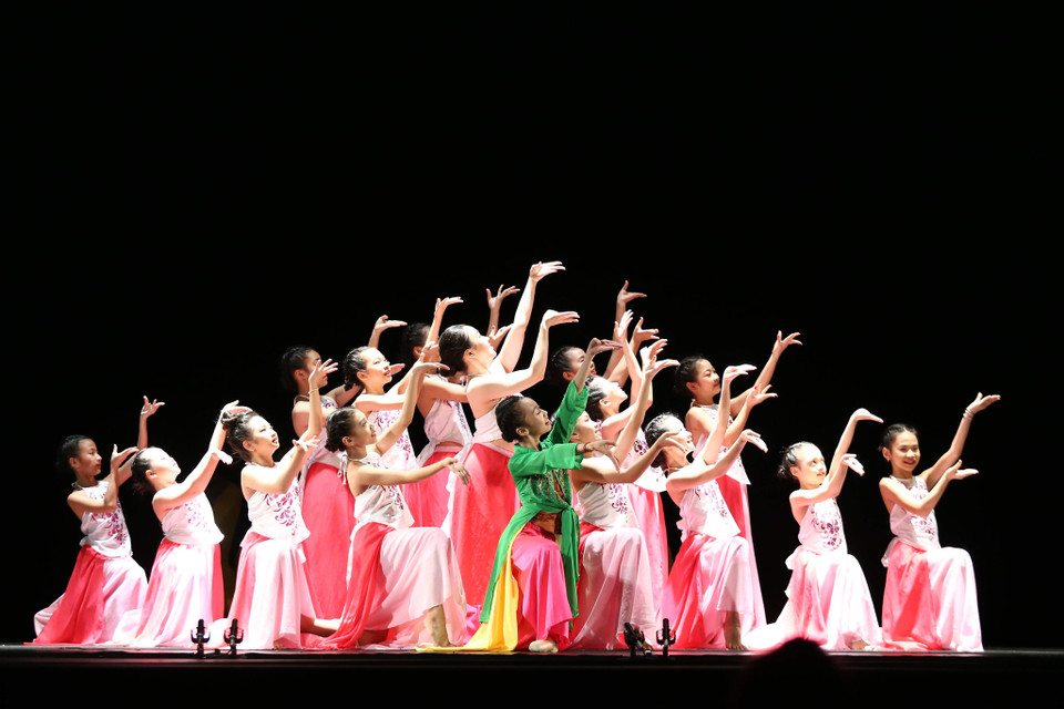 Vở vũ kịch "Sắc màu tuổi thơ" có thời gian chuẩn bị hai năm, gồm một năm xây dựng ý tưởng và một năm tìm kiếm, đào tạo vũ công đạt đủ điều kiện góp mặt vào show diễn. Năm nay, với số lượng vũ công nhí đạt kỷ lục trong các show vũ kịch, quy mô chương trình được đẩy lên cao, đi cùng với đó là yêu cầu khắt khe về chất lượng nghệ thuật. (Ảnh: Vietnam+)