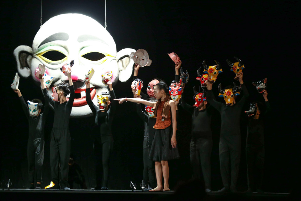 Những câu chuyện cổ tích mang đậm nét văn hóa Việt Nam như Tấm Cám, Thánh Gióng, Thằng Bờm, Chú Cuội, Hoa Sen, Cò Lả… đã được thể hiện một cách sinh động và cảm xúc thông qua những màn múa chuyên nghiệp của 78 vũ công nhí. (Ảnh: Vietnam+)