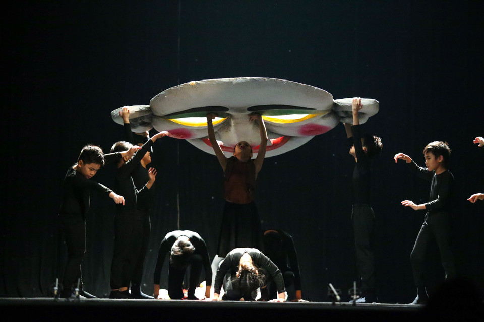 Vở diễn tập trung vào các yếu tố dân gian pha trộn hiện đại, với âm nhạc được làm mới dựa trên nguồn cảm hứng văn hóa dân gian Việt Nam. (Ảnh: Vietnam+)