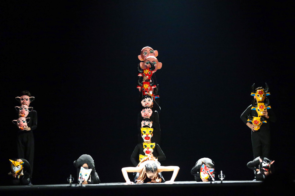 “Sắc màu tuổi thơ” không chỉ là sân khấu để các vũ công nhí thoả sức thể hiện đam mê của mình, mang lại giá trị nghệ thuật cao mà còn như một thông điệp nhắn nhủ ủng hộ sự phát triển của trẻ về cả tri thức lẫn thể chất cùng sứ mệnh ươm mầm tài năng nhí Việt Nam, chắp cánh ước mơ và đam mê của thế hệ tương lai. (Ảnh: Vietnam+)