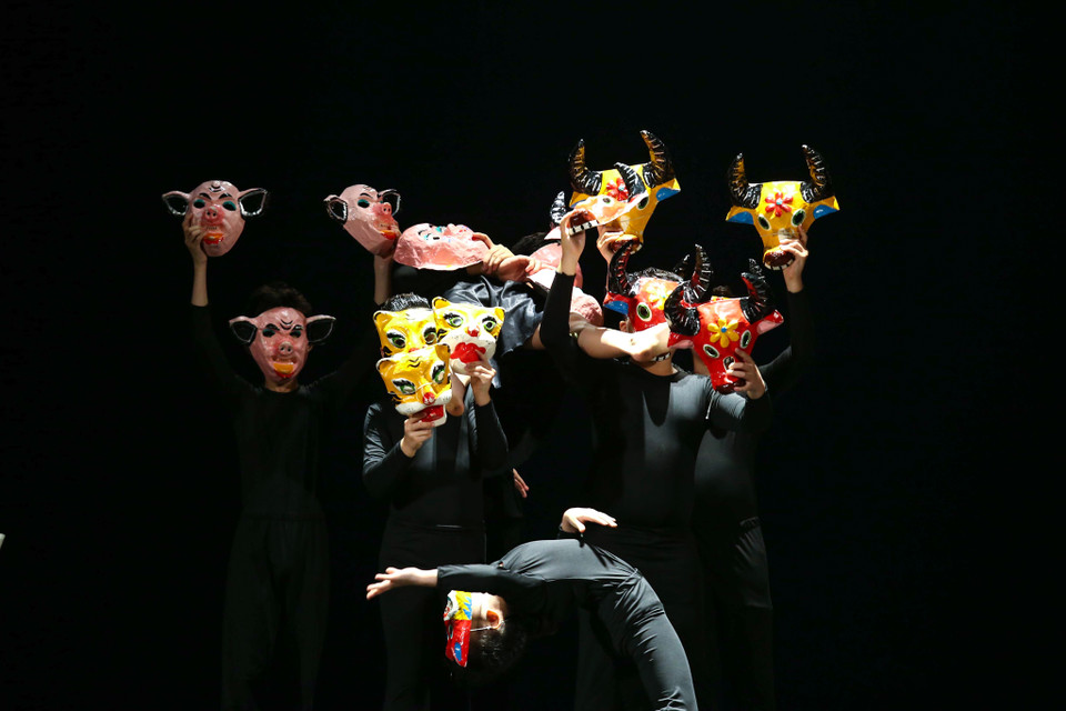 Đây là một dự án chuyên nghiệp giúp các vũ công nhí thể hiện đam mê đồng thời tạo ra một sân chơi nghệ thuật đầy màu sắc và ý nghĩa cho các em nhỏ của cặp vợ chồng vũ công nổi tiếng Viết Thành - Quỳnh Trang. (Ảnh: Vietnam+)